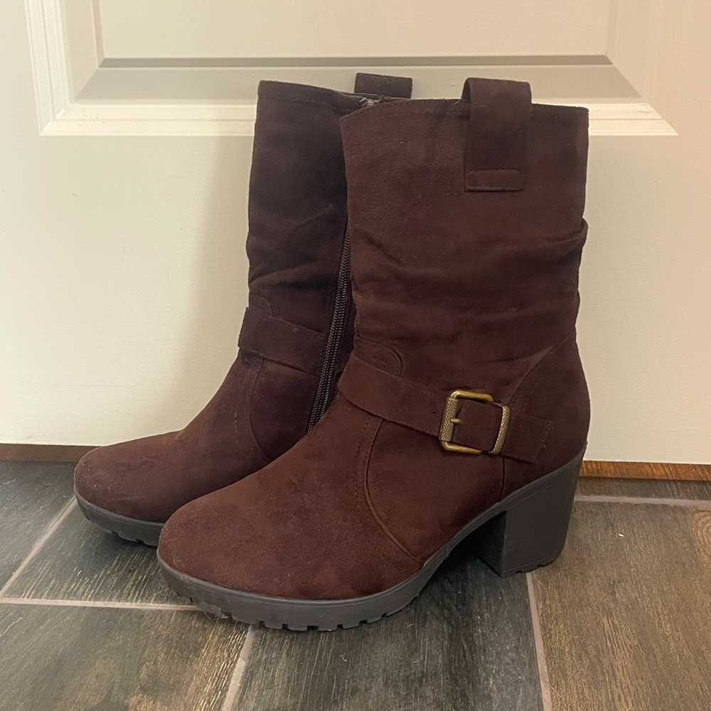 Women’s suede boots